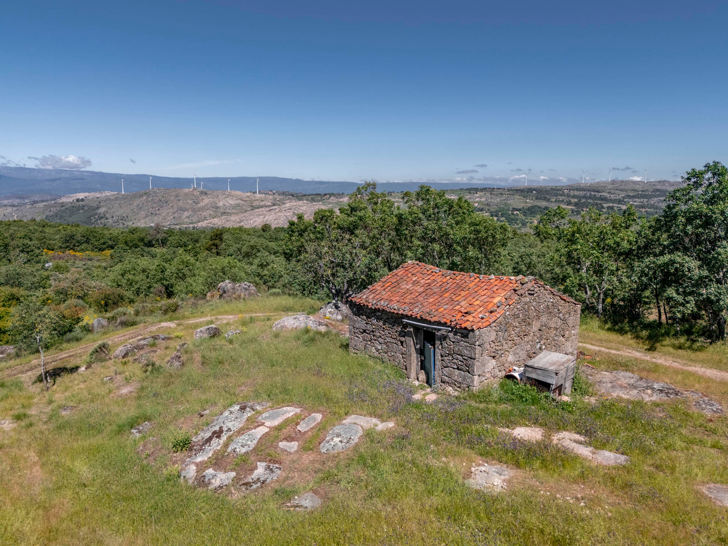 Terreno aislado con ruina y vistas impresionantes
