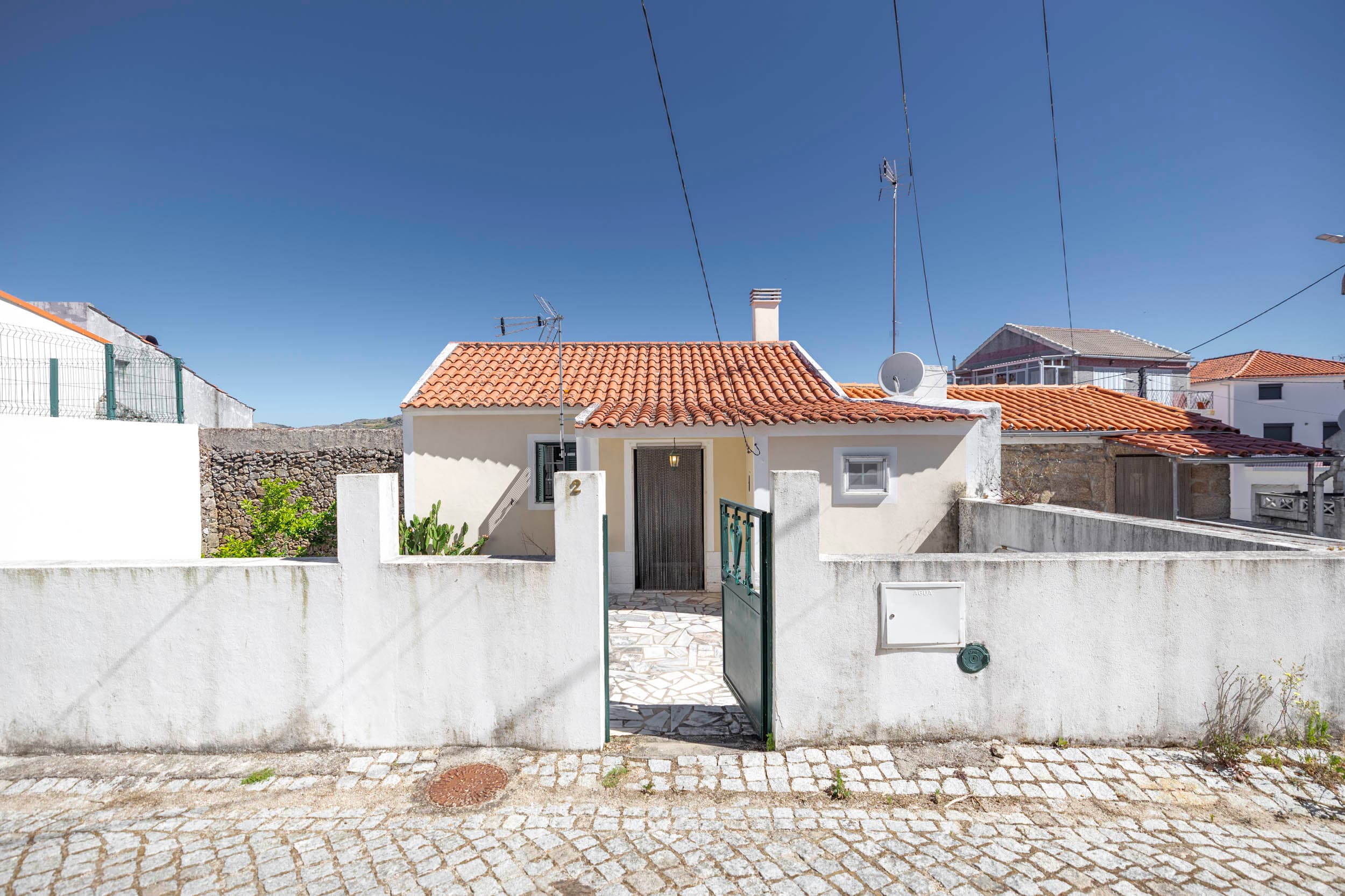 Beautiful T2 House with Garden in Moita - Image 1