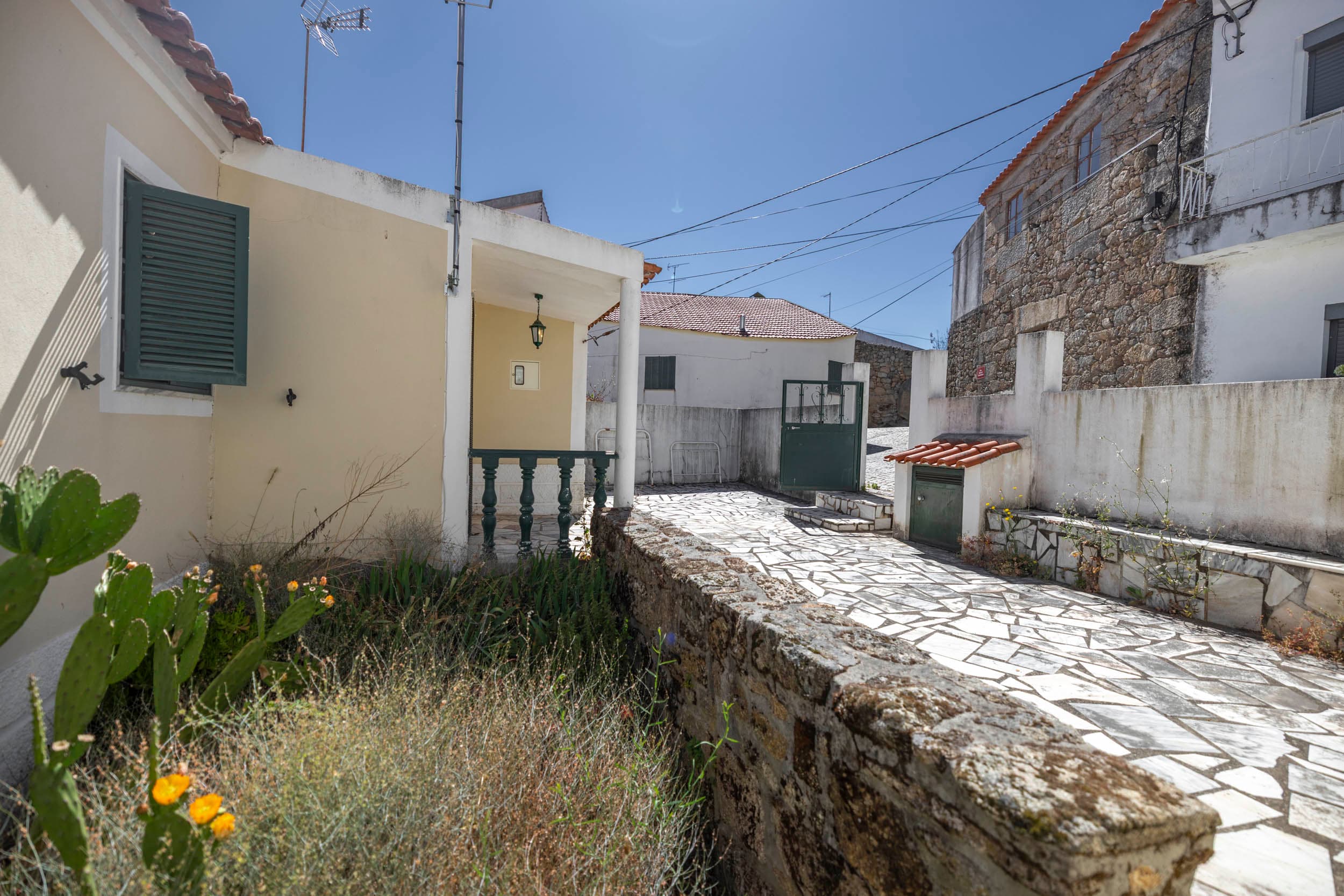 Beautiful T2 House with Garden in Moita - Image 3
