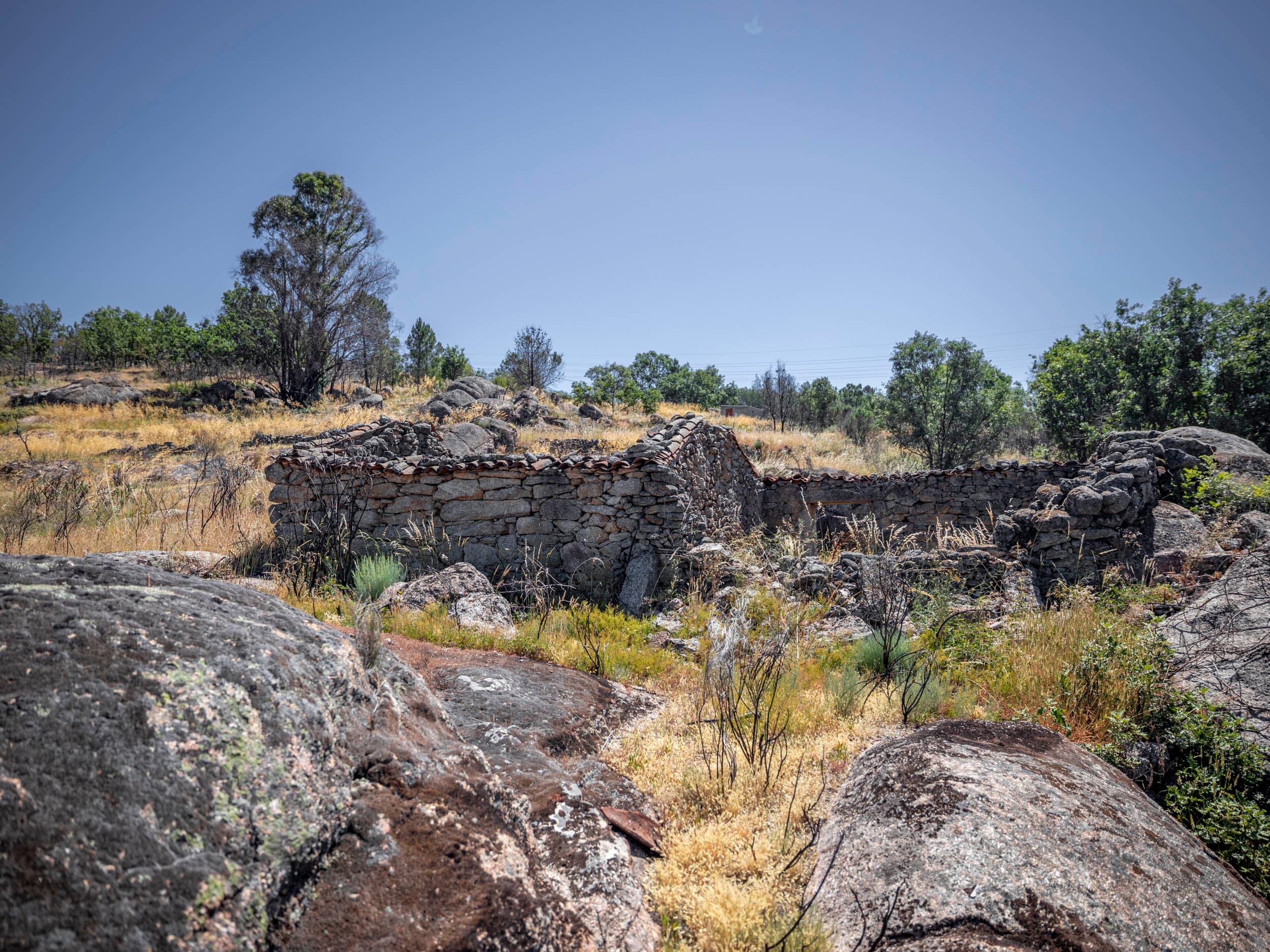 Quinta with Water and Stone House Ruin - Image 8