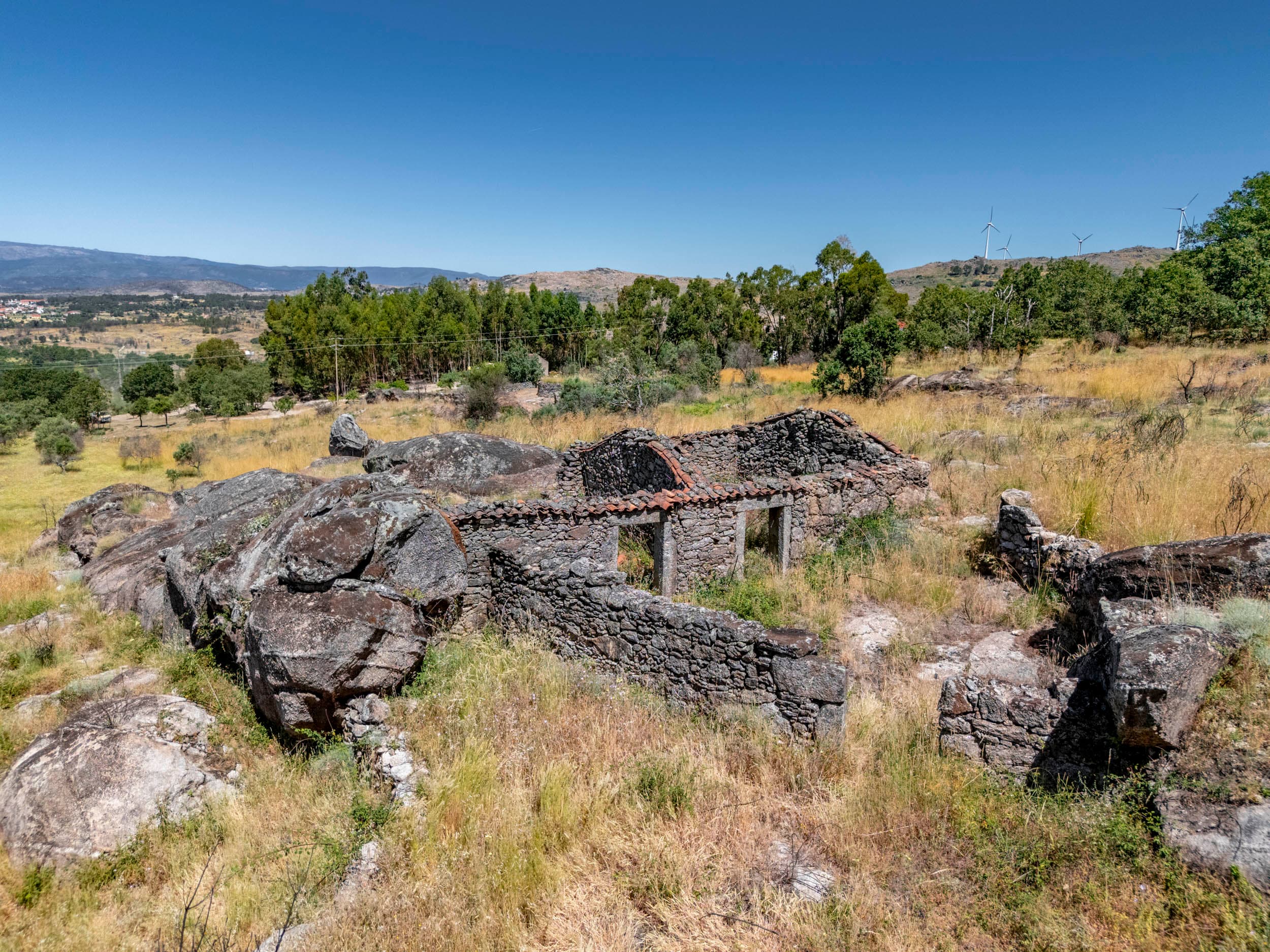 Quinta with Water and Stone House Ruin - Image 2