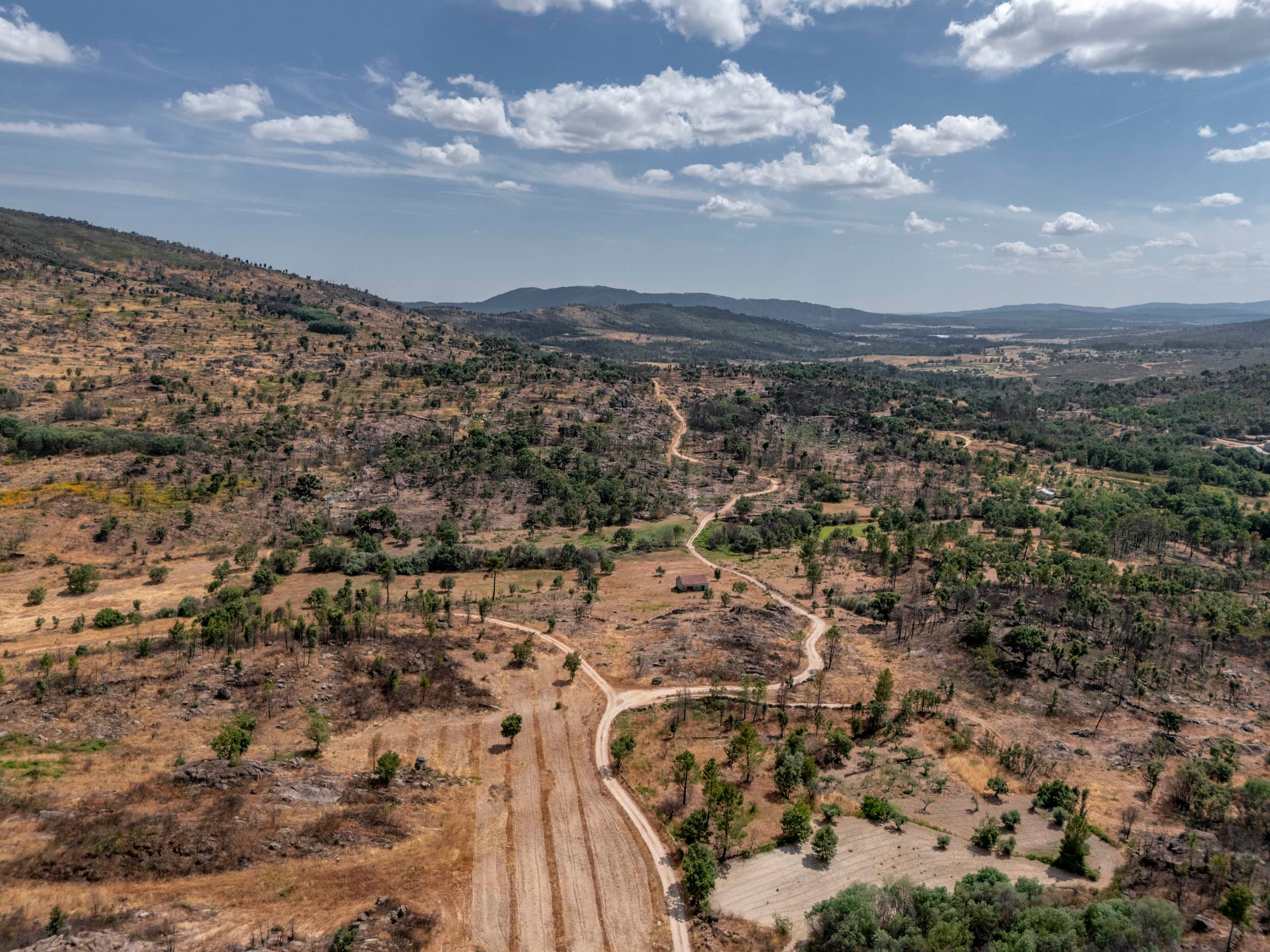 Water-rich Big Land and House in Casteleiro - Image 3