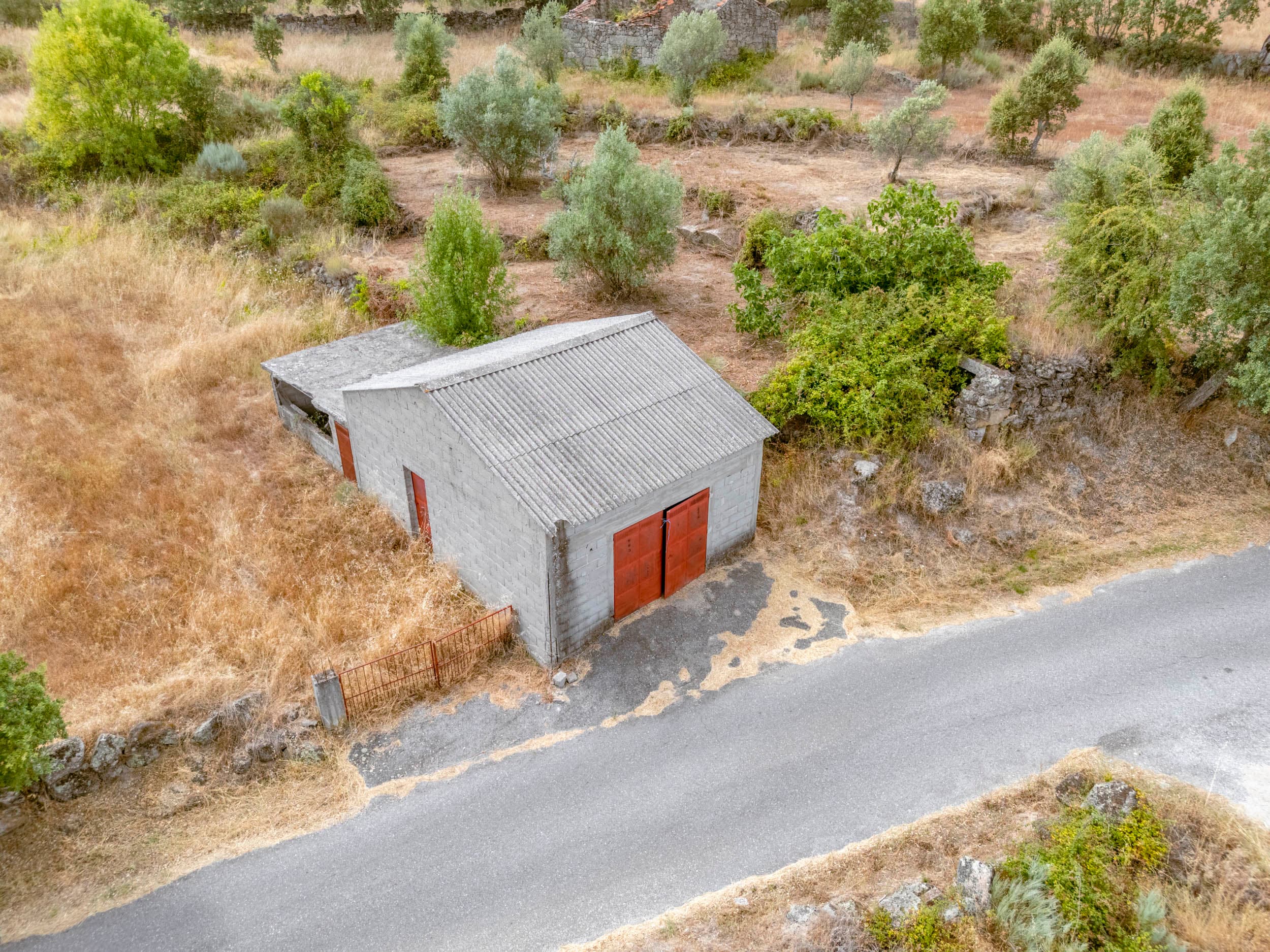 Pequeno Terreno com Armazém em Casteleiro - Image 1