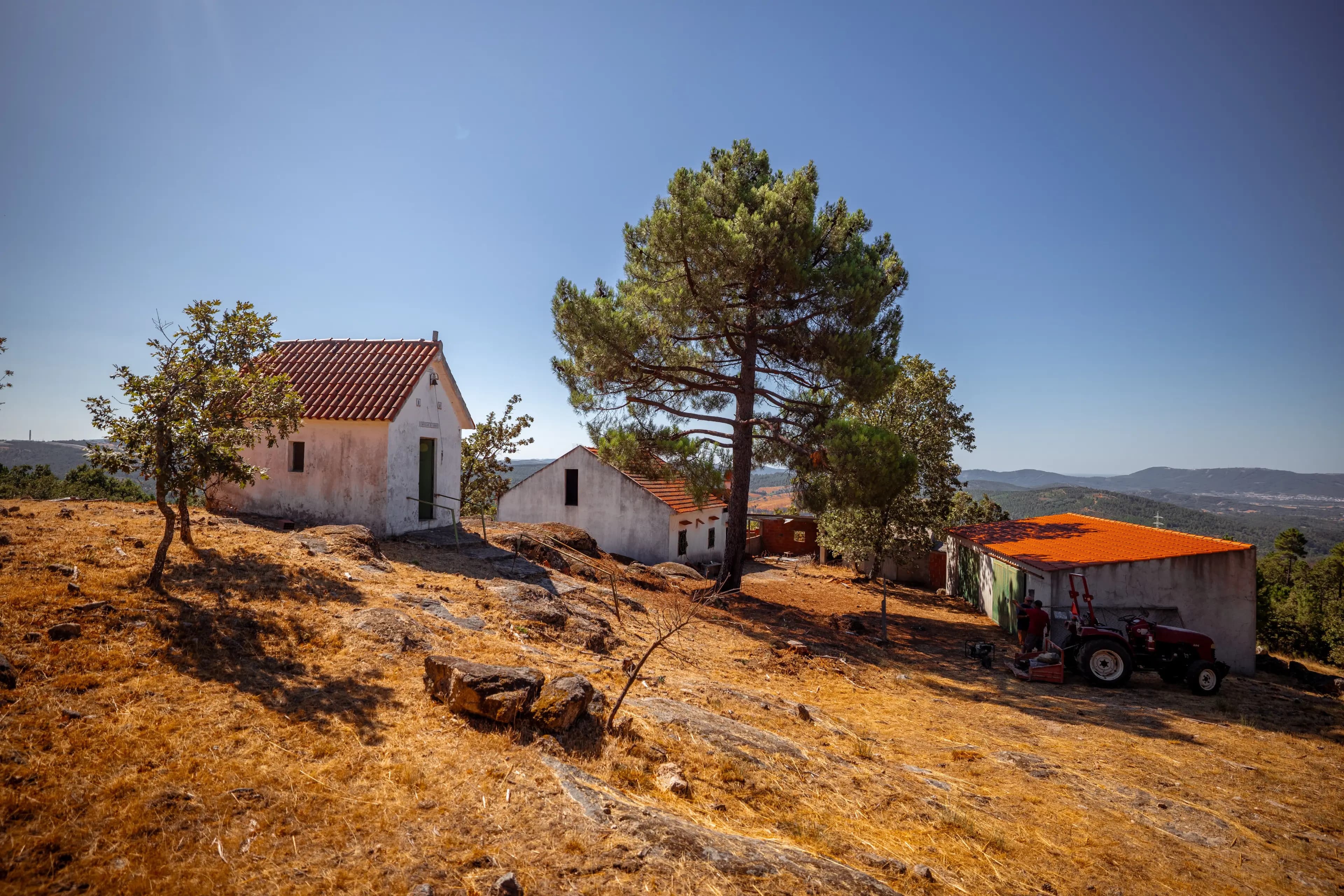 Casa T4 con 3,3 ha di Terreno vicino a Santo Estêvão - Image 3