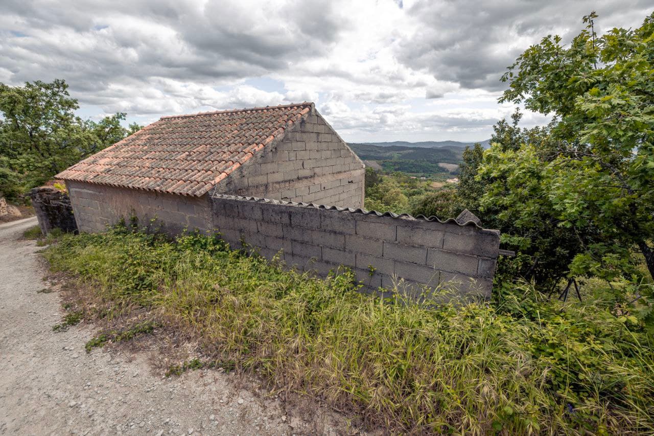 2,500 m² of serene hillside - Image 9