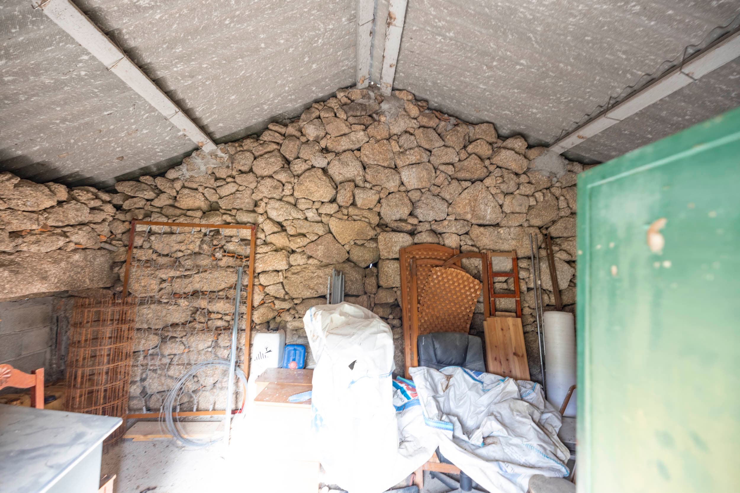 10.000m² farm with house and water - Image 33