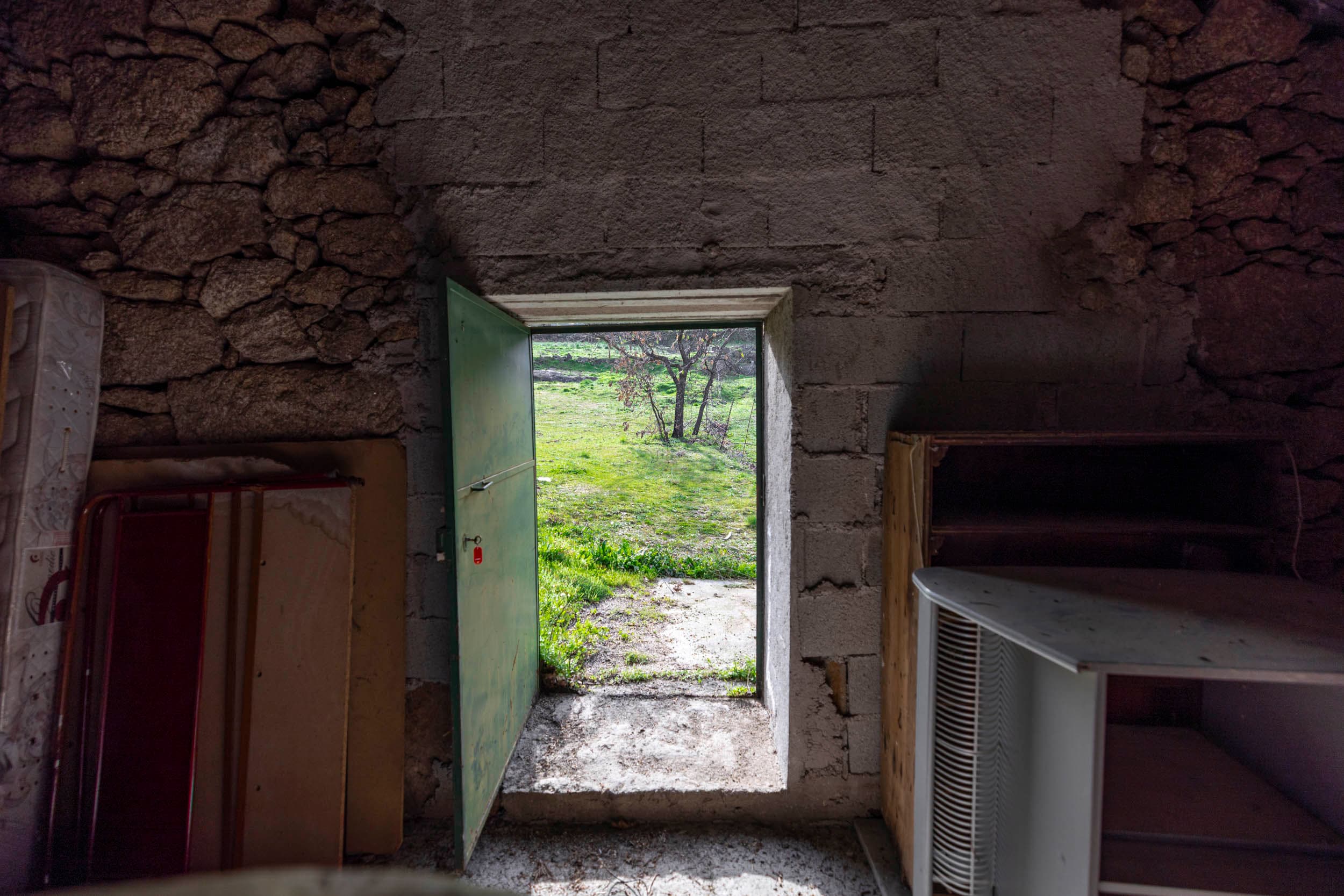 10.000m² farm with house and water - Image 34