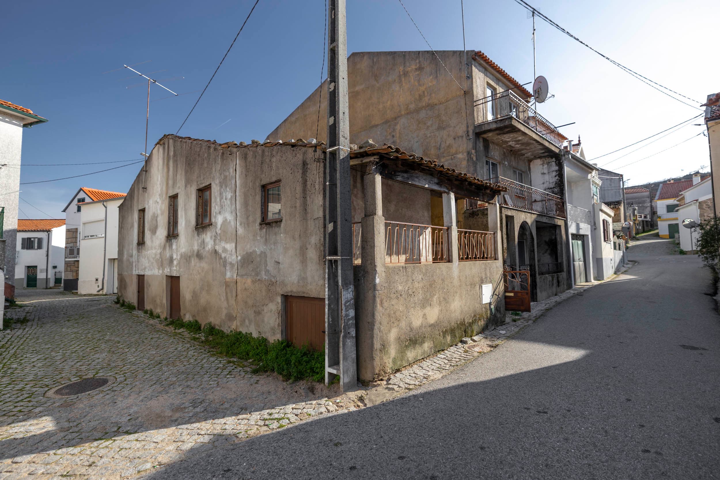 Une Vieille Maison à Moita, 80 m² de Possibilités
