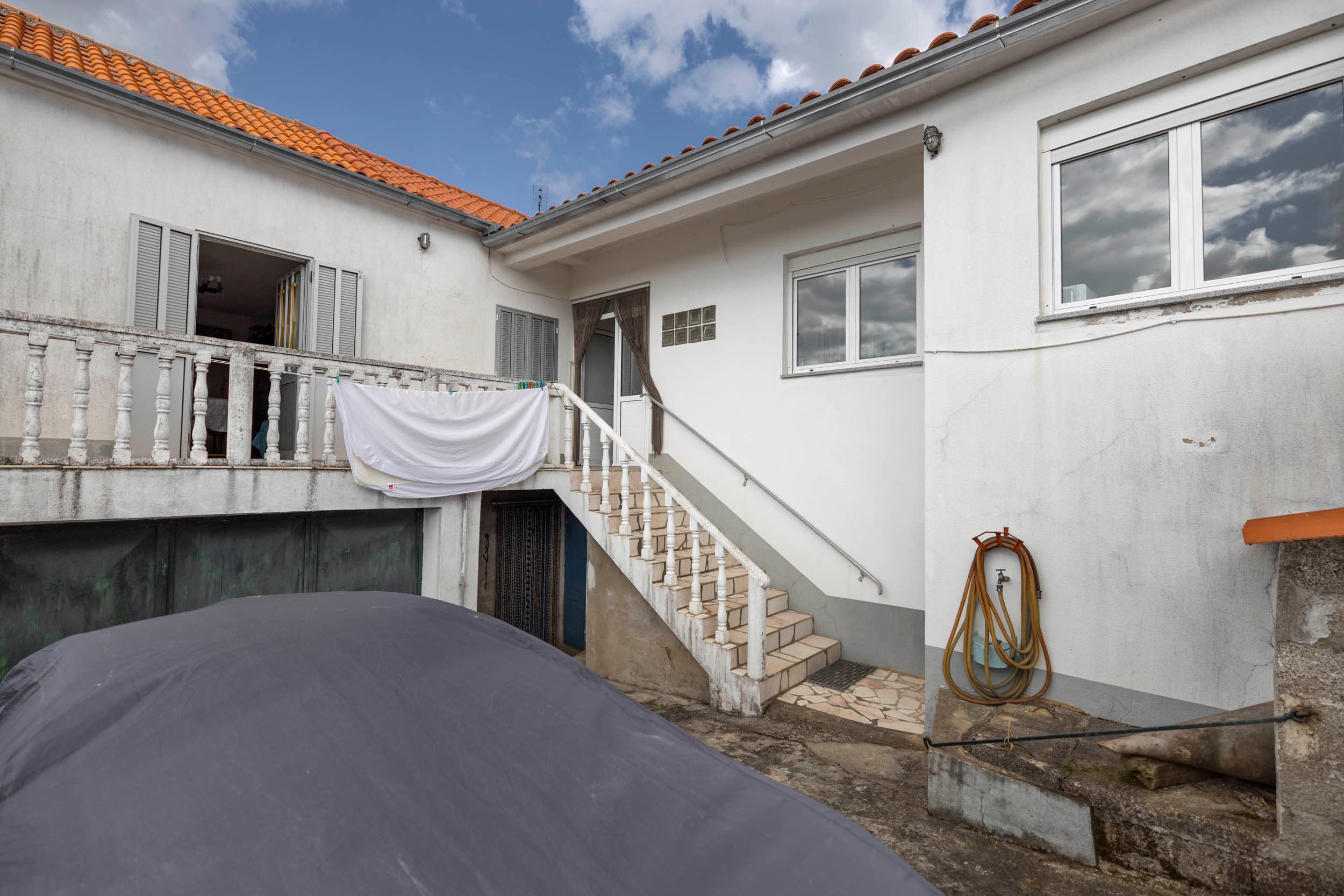 Charming T3 House with Stunning Views and Garden - Image 2