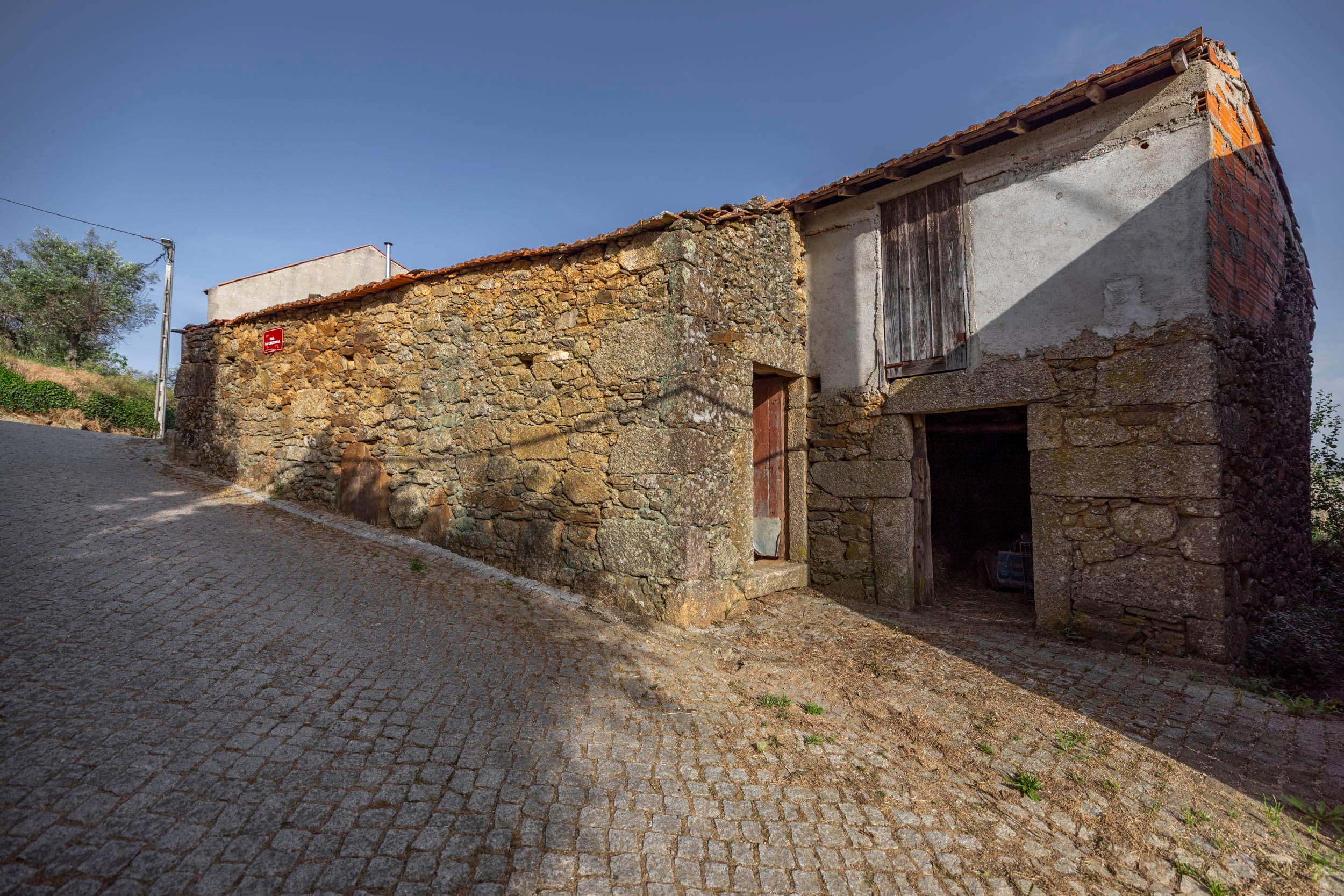 Urban Land with Old Stone House in Santo Estêvão - Image 22